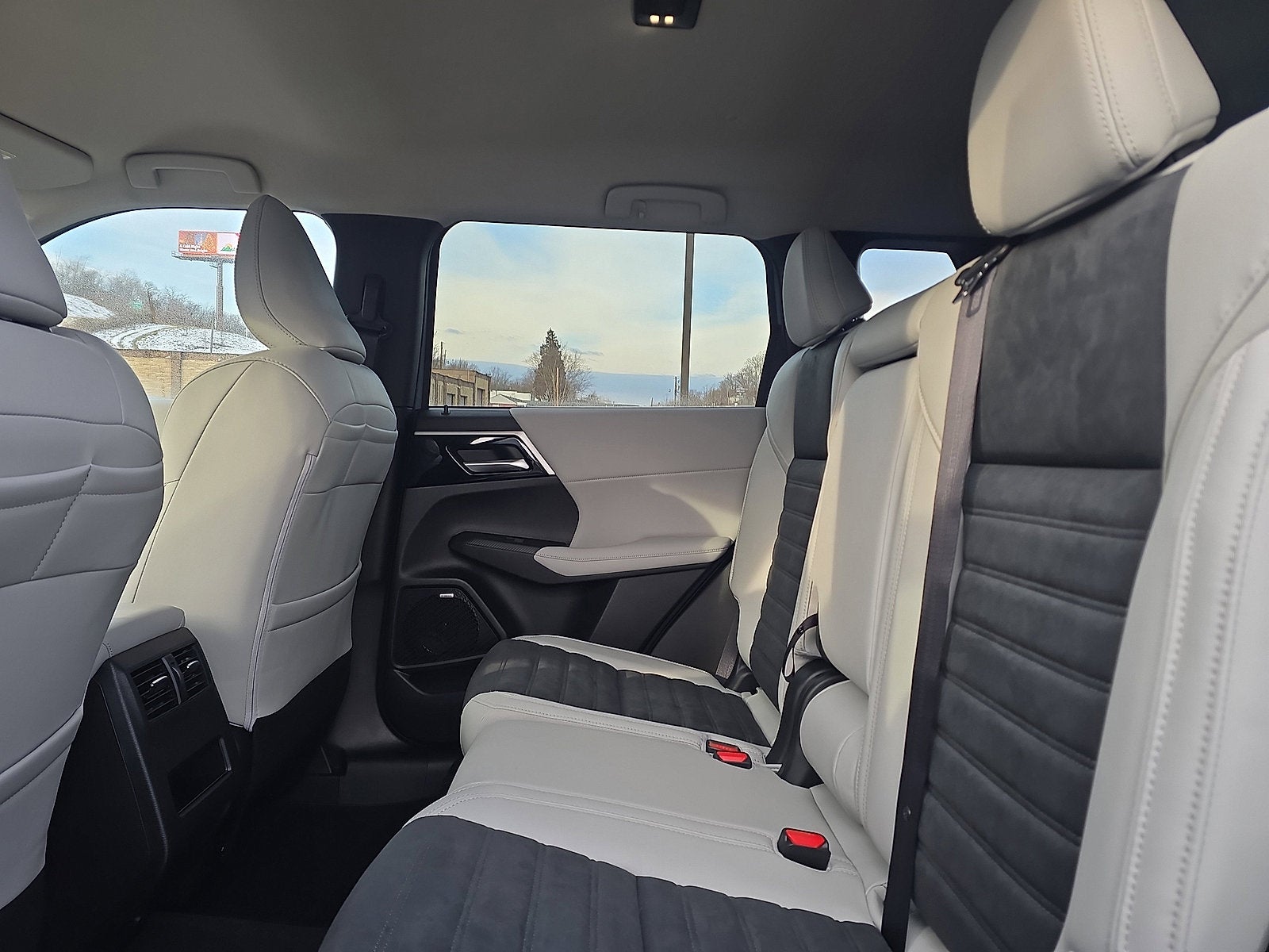 2026 Mitsubishi Outlander SE