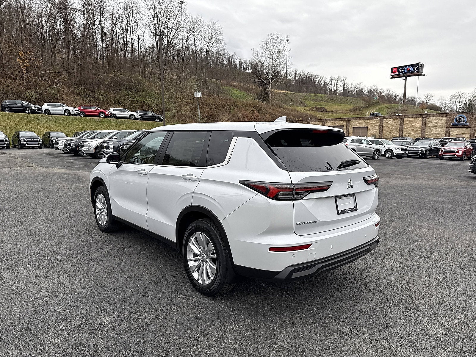 2025 Mitsubishi Outlander ES