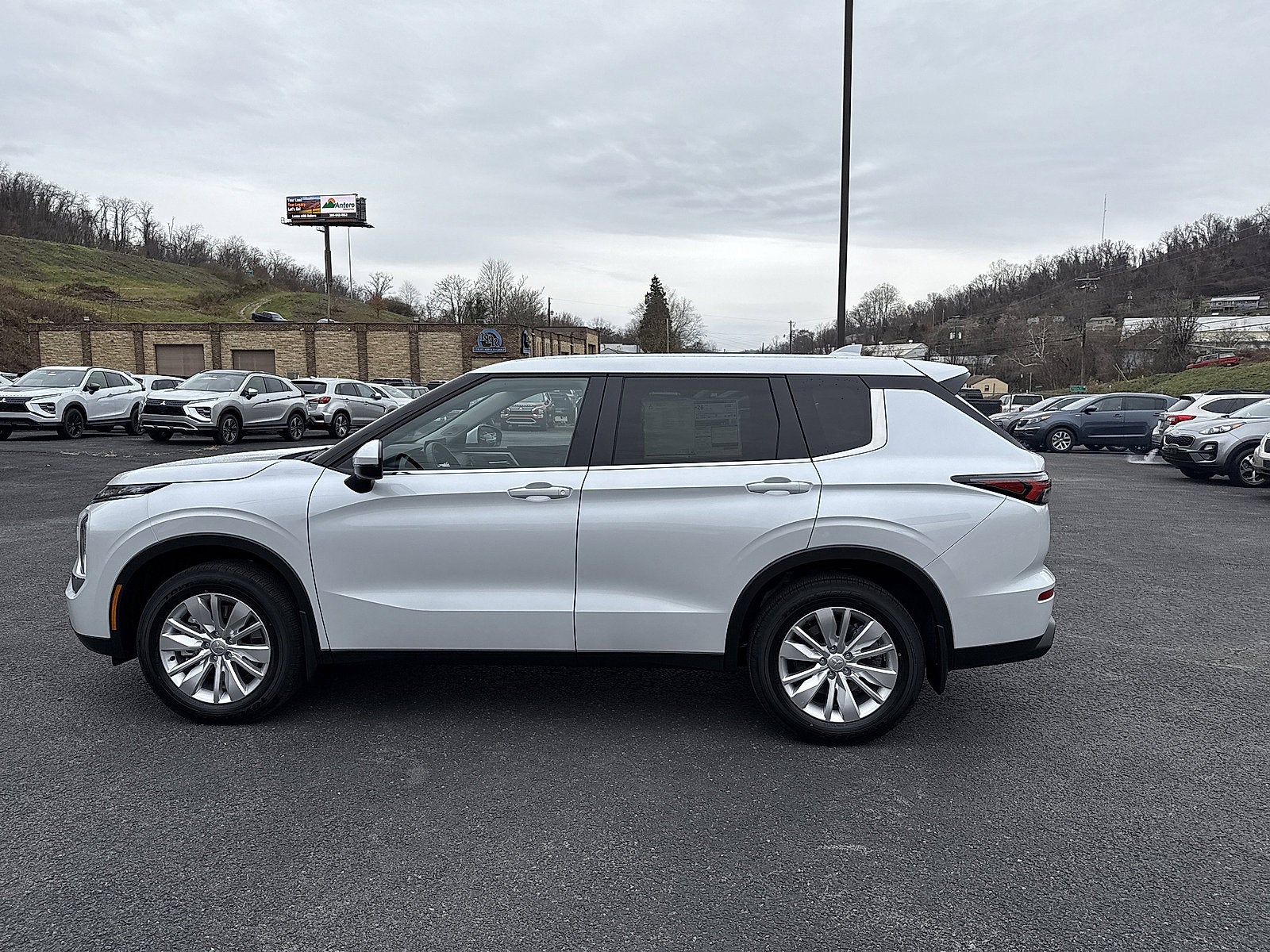 2025 Mitsubishi Outlander ES