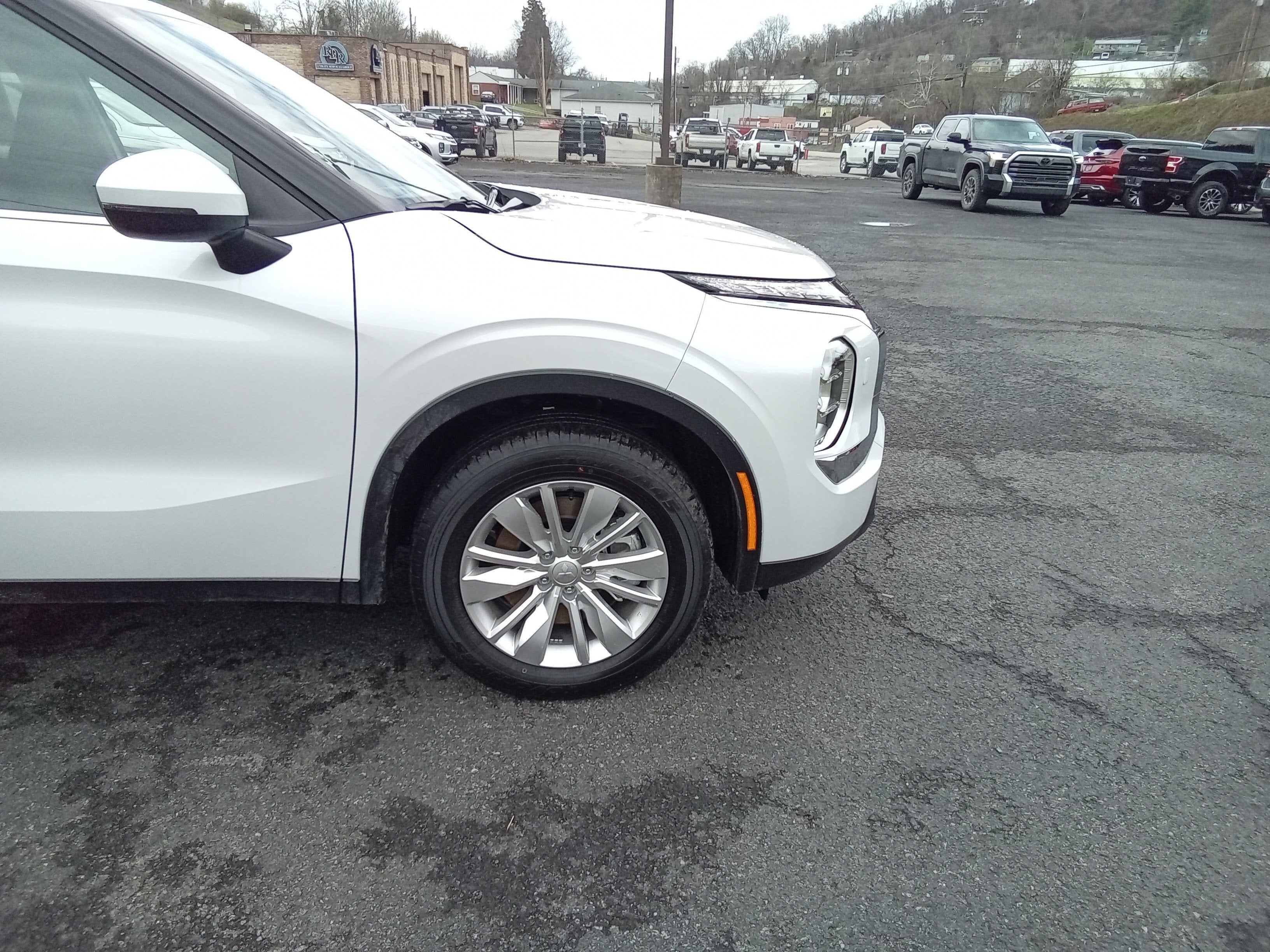 2026 Mitsubishi Outlander ES