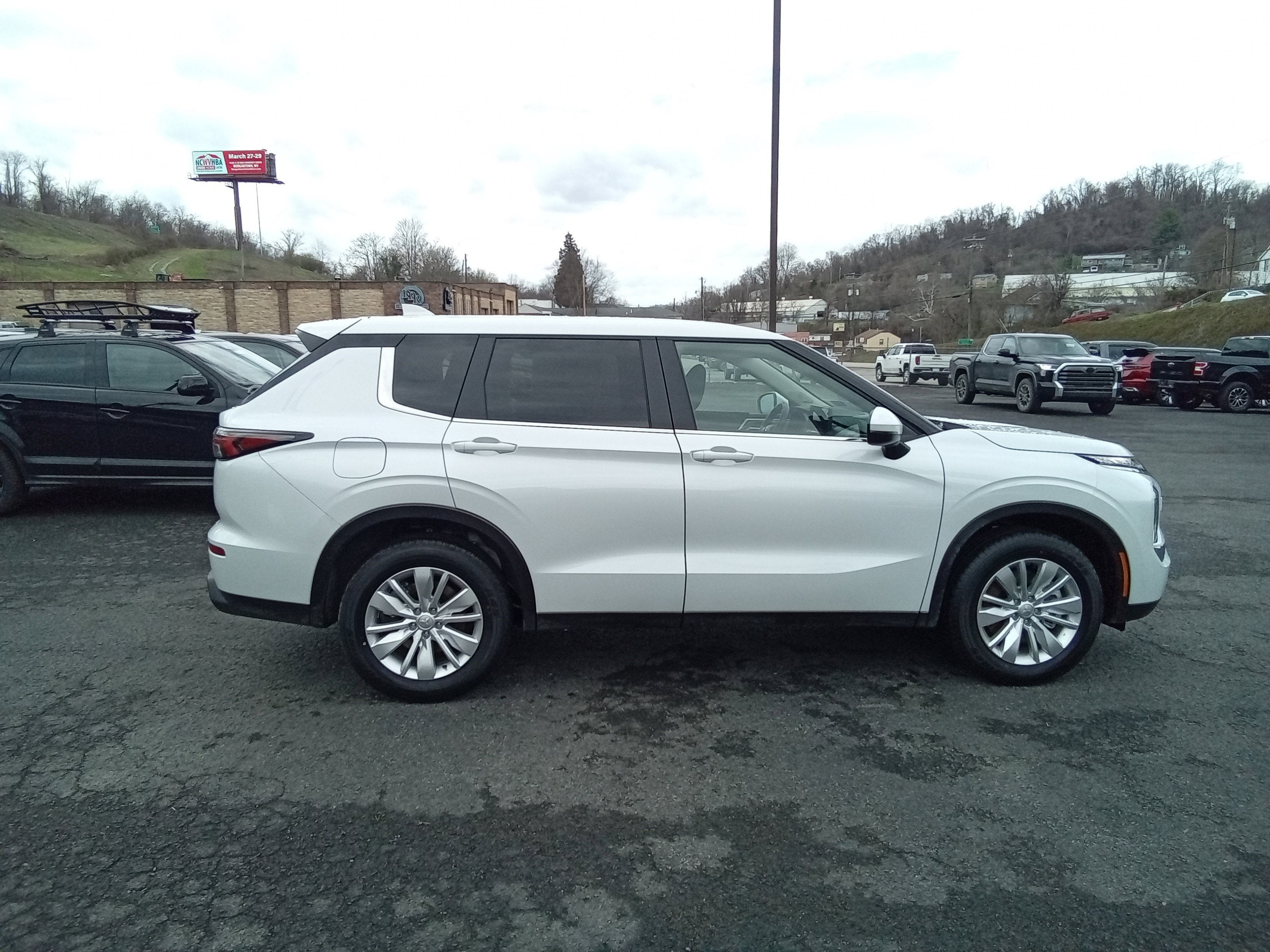 2026 Mitsubishi Outlander ES