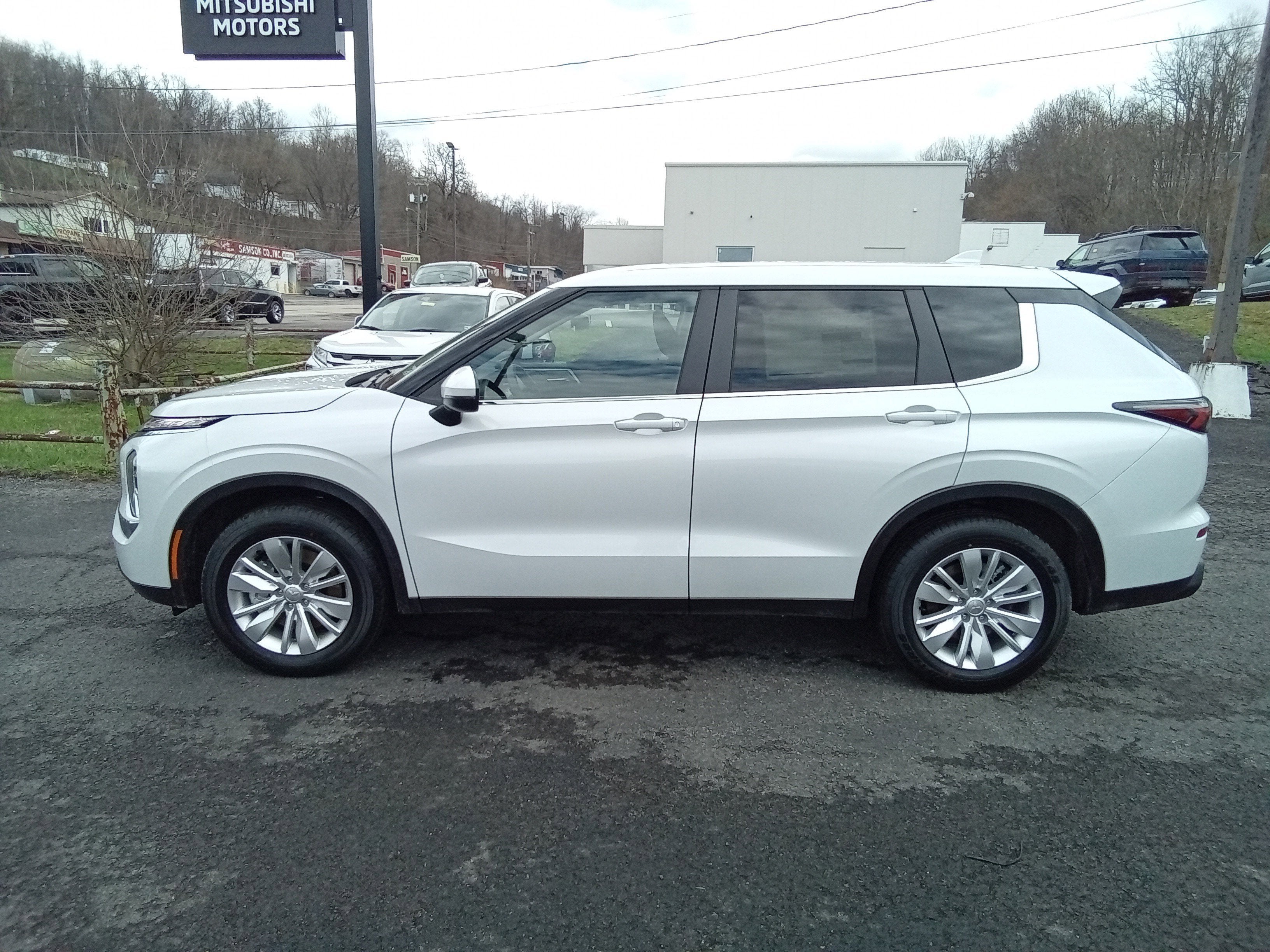 2026 Mitsubishi Outlander ES