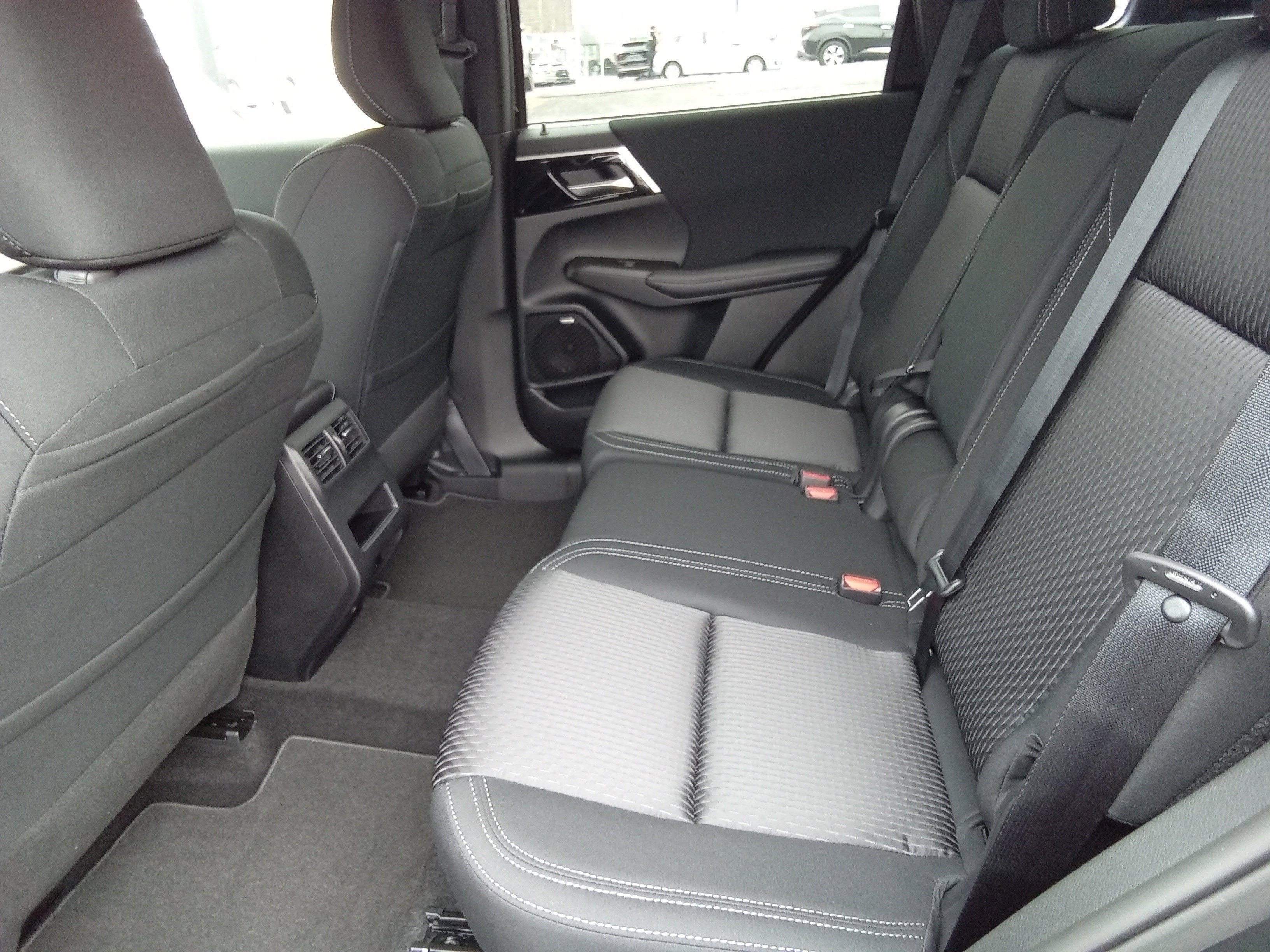 2026 Mitsubishi Outlander ES