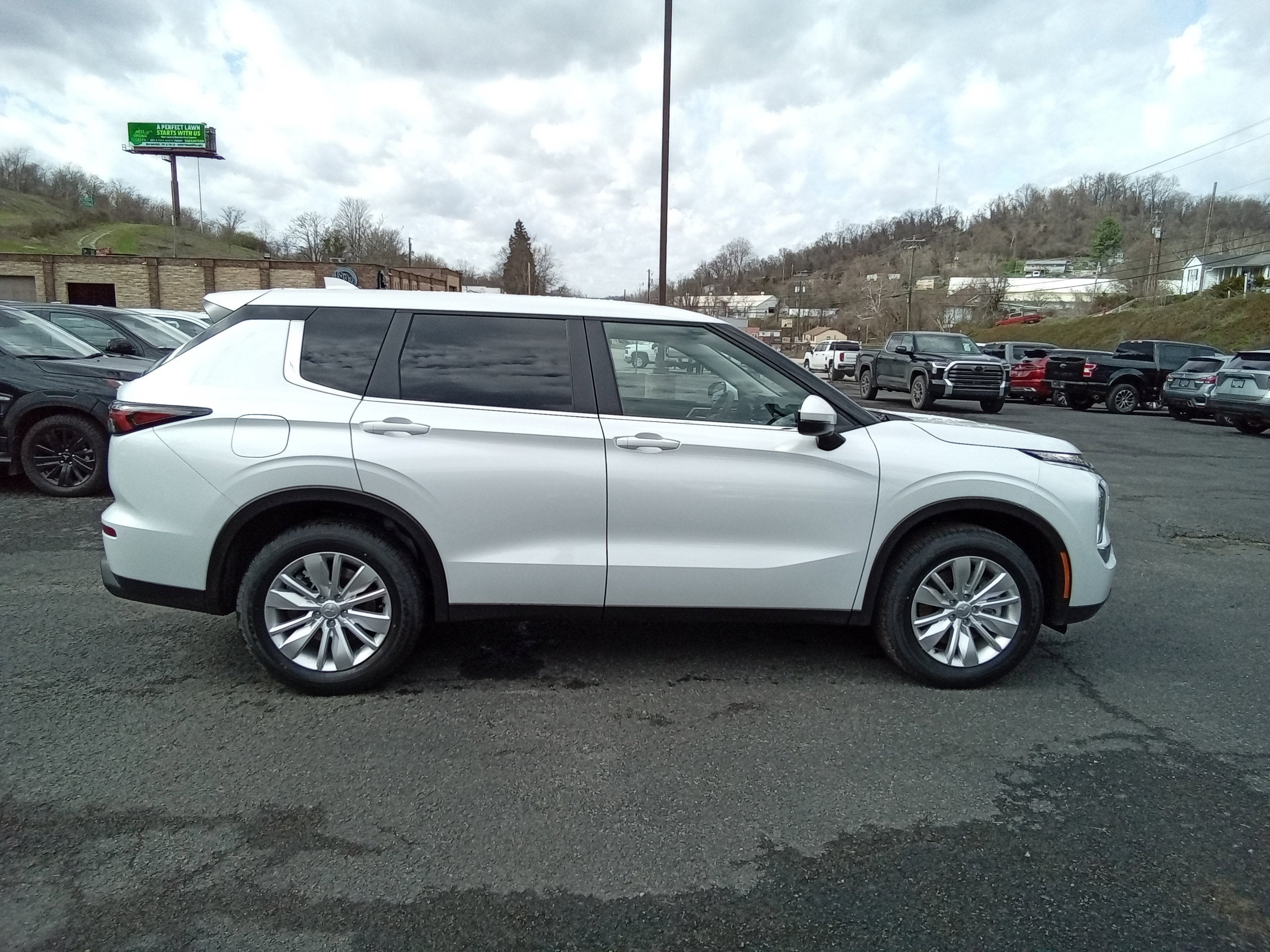 2026 Mitsubishi Outlander ES