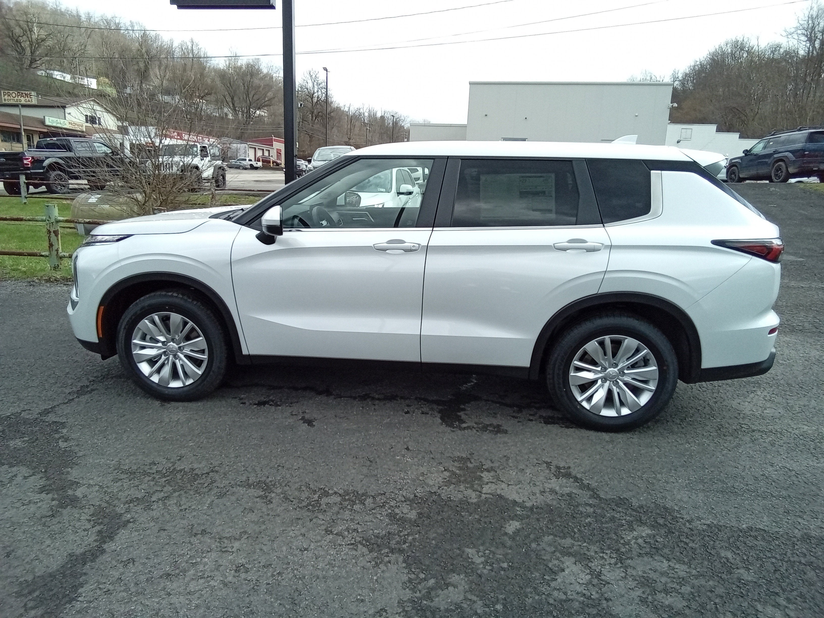 2026 Mitsubishi Outlander ES