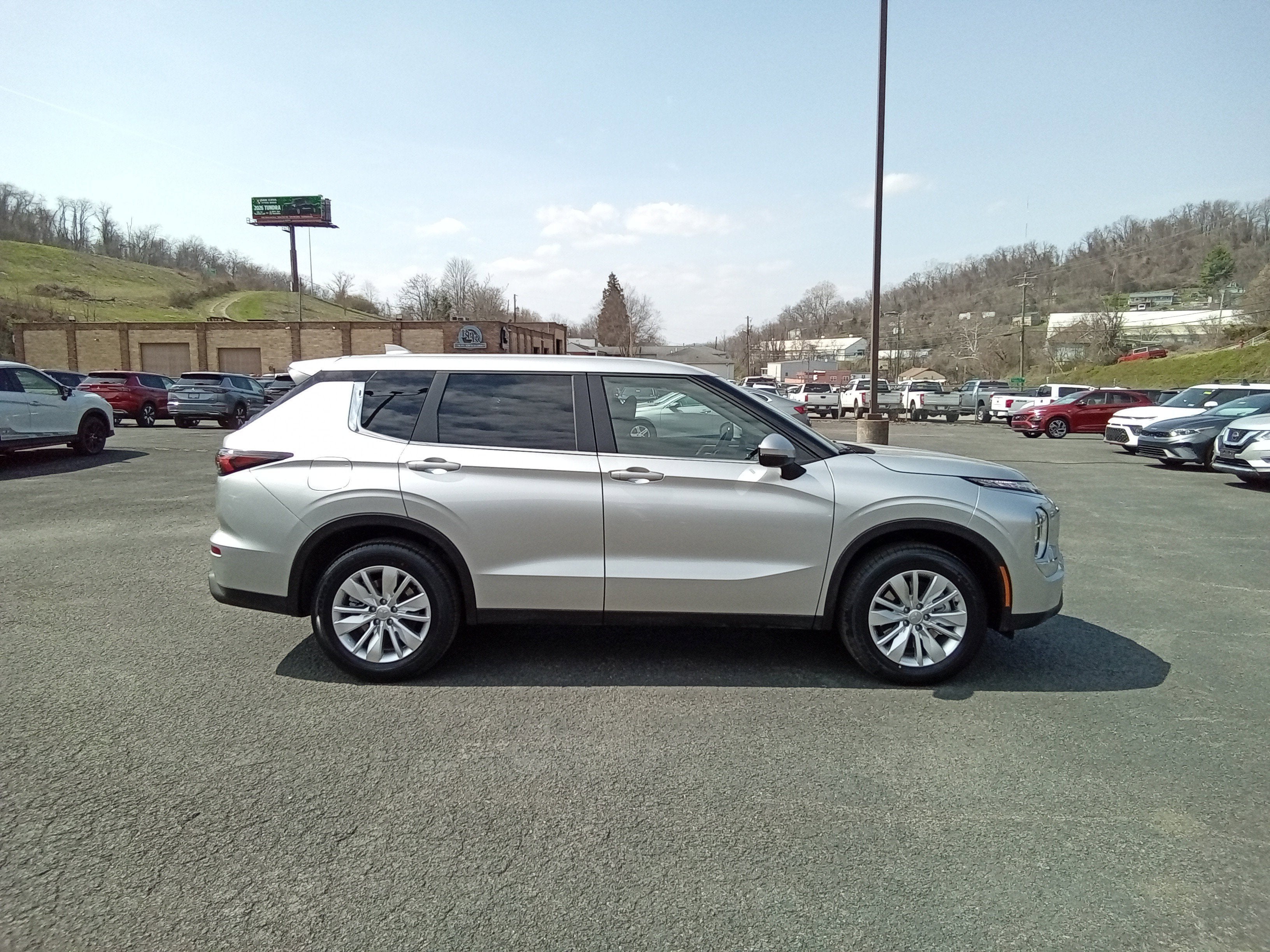 2026 Mitsubishi Outlander ES