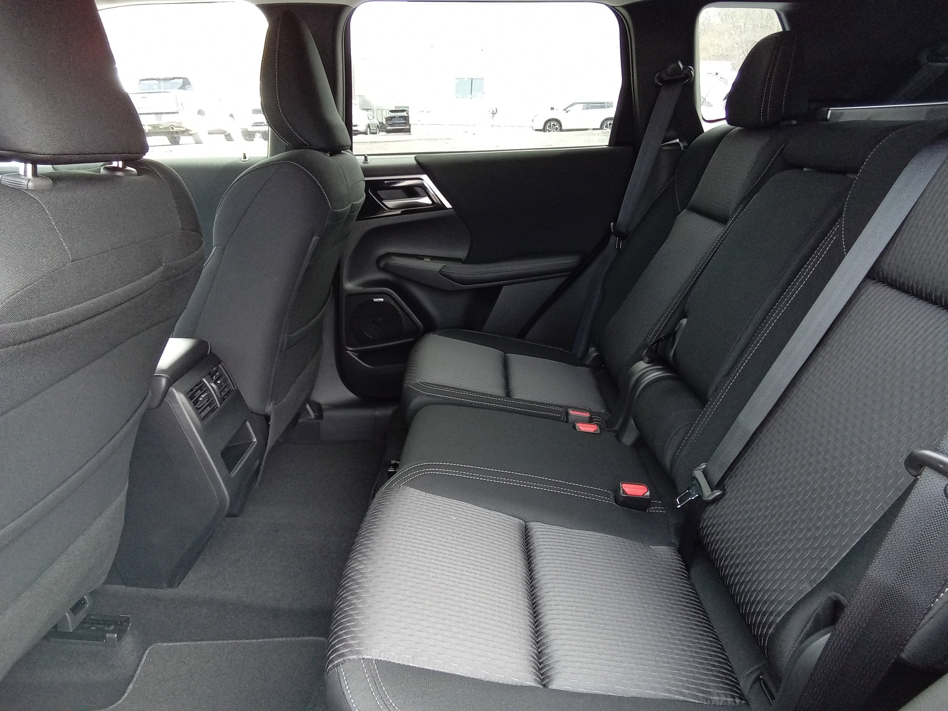 2026 Mitsubishi Outlander ES