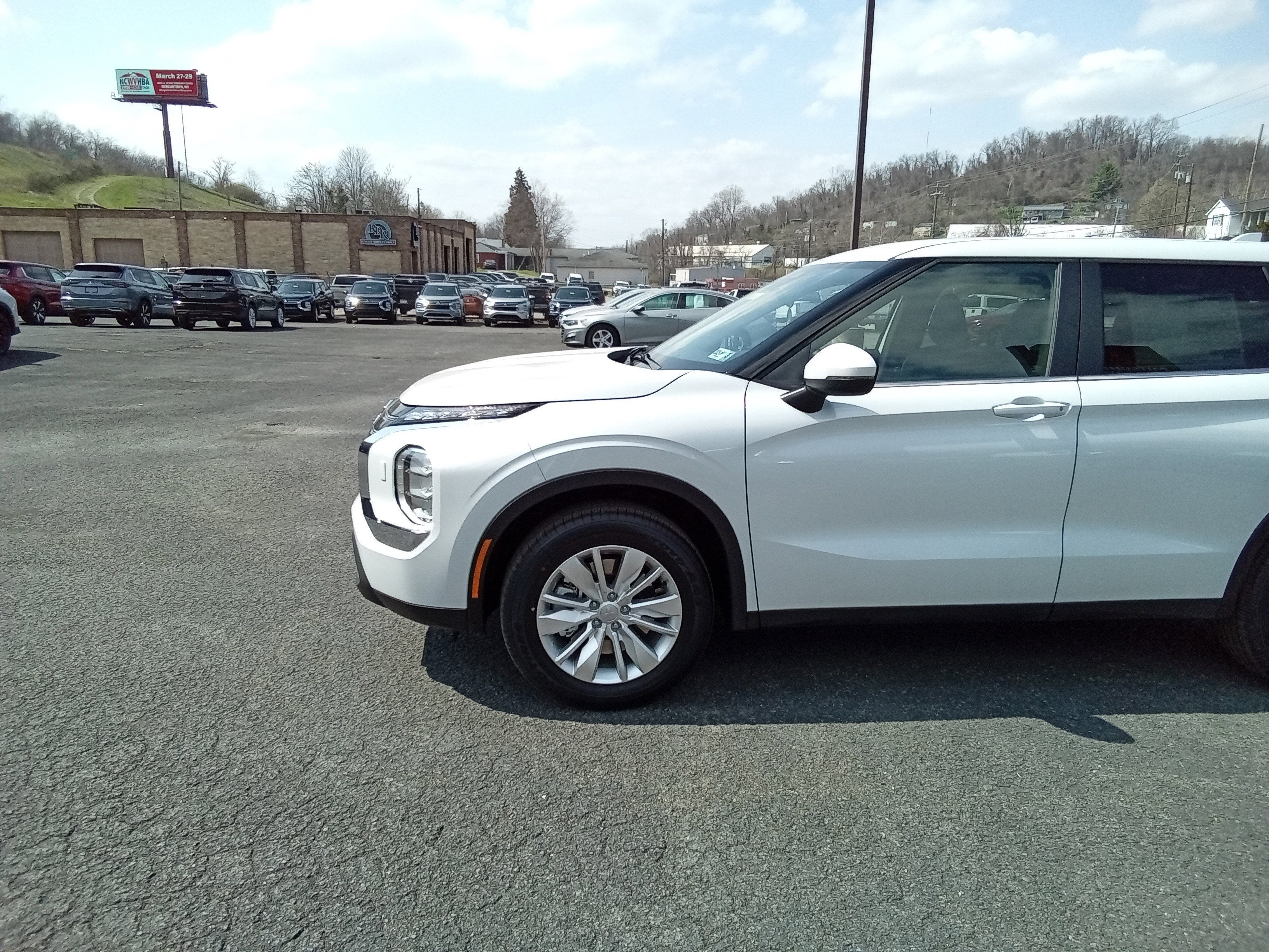 2026 Mitsubishi Outlander ES