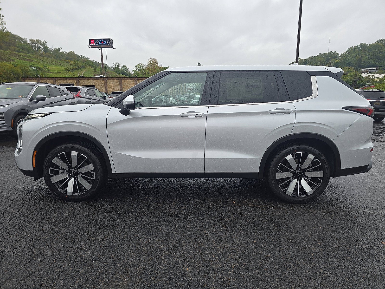 2025 Mitsubishi Outlander SE