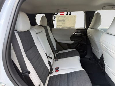 2026 Mitsubishi Outlander SE