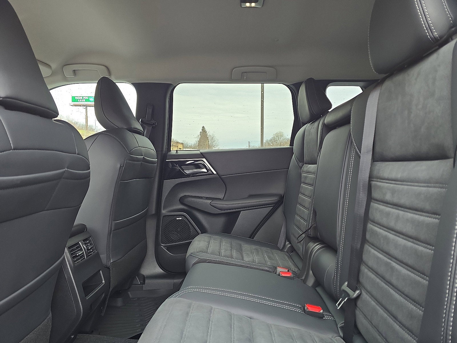 2026 Mitsubishi Outlander SE