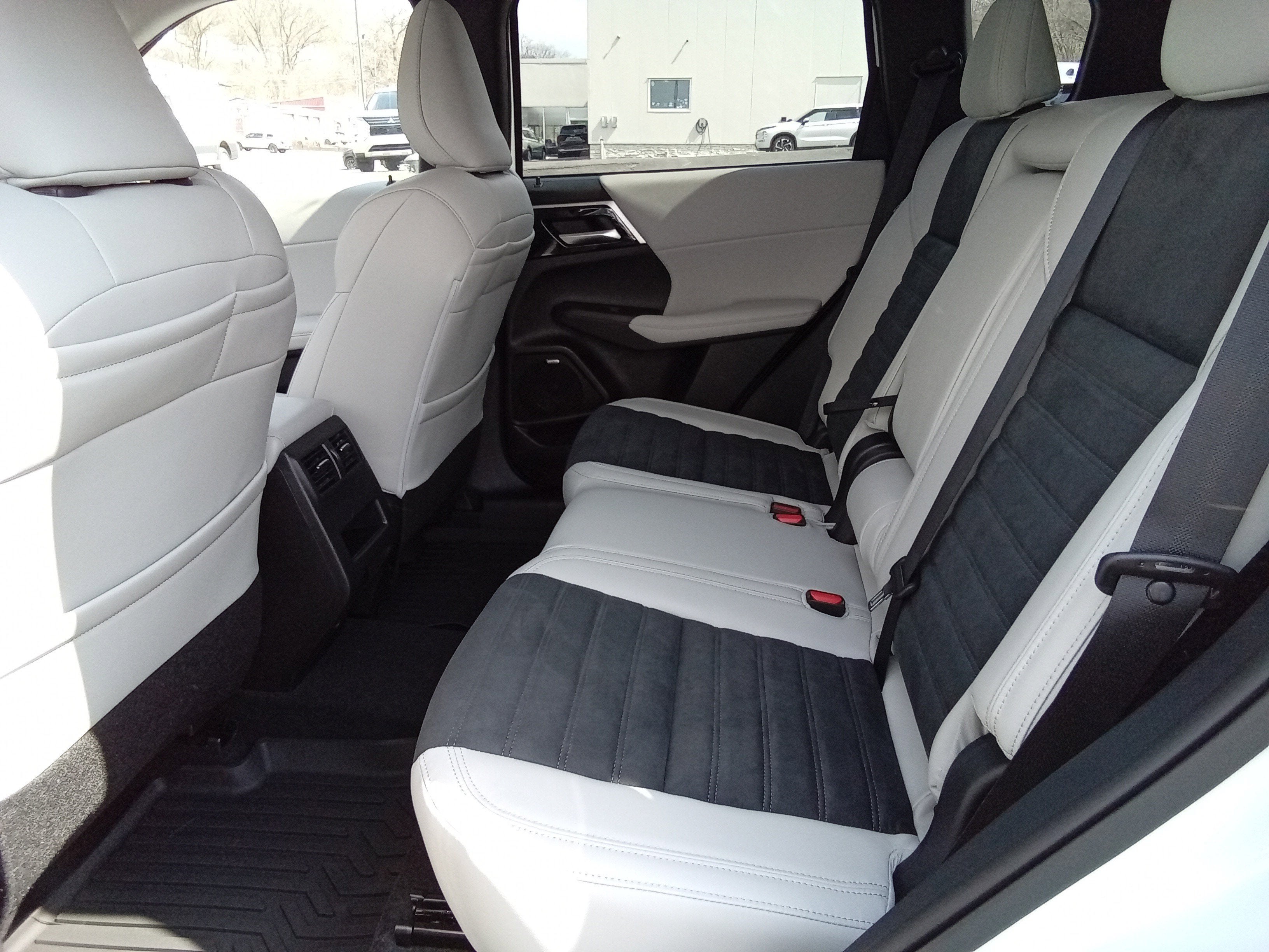 2026 Mitsubishi Outlander SE