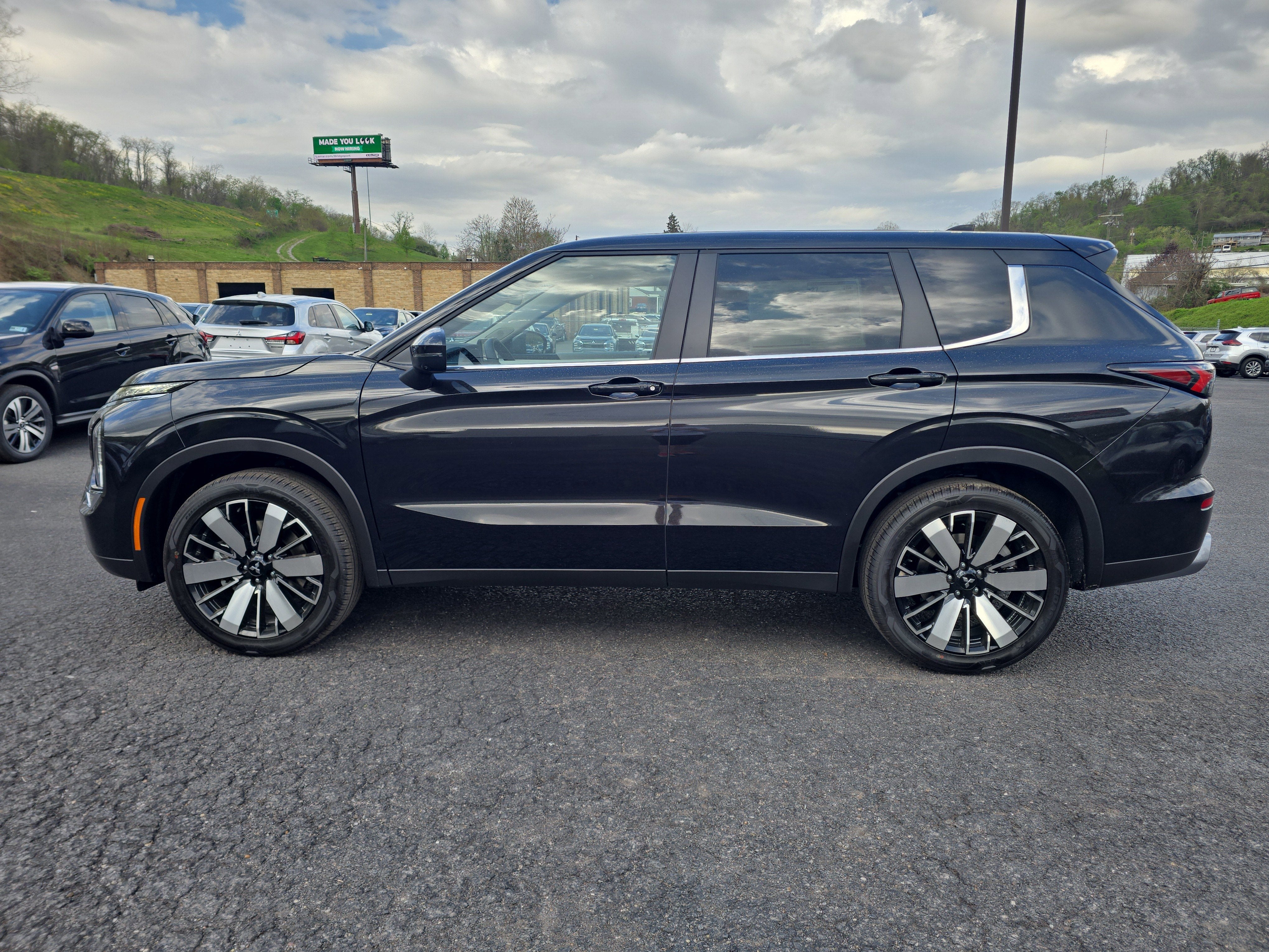 2026 Mitsubishi Outlander SE